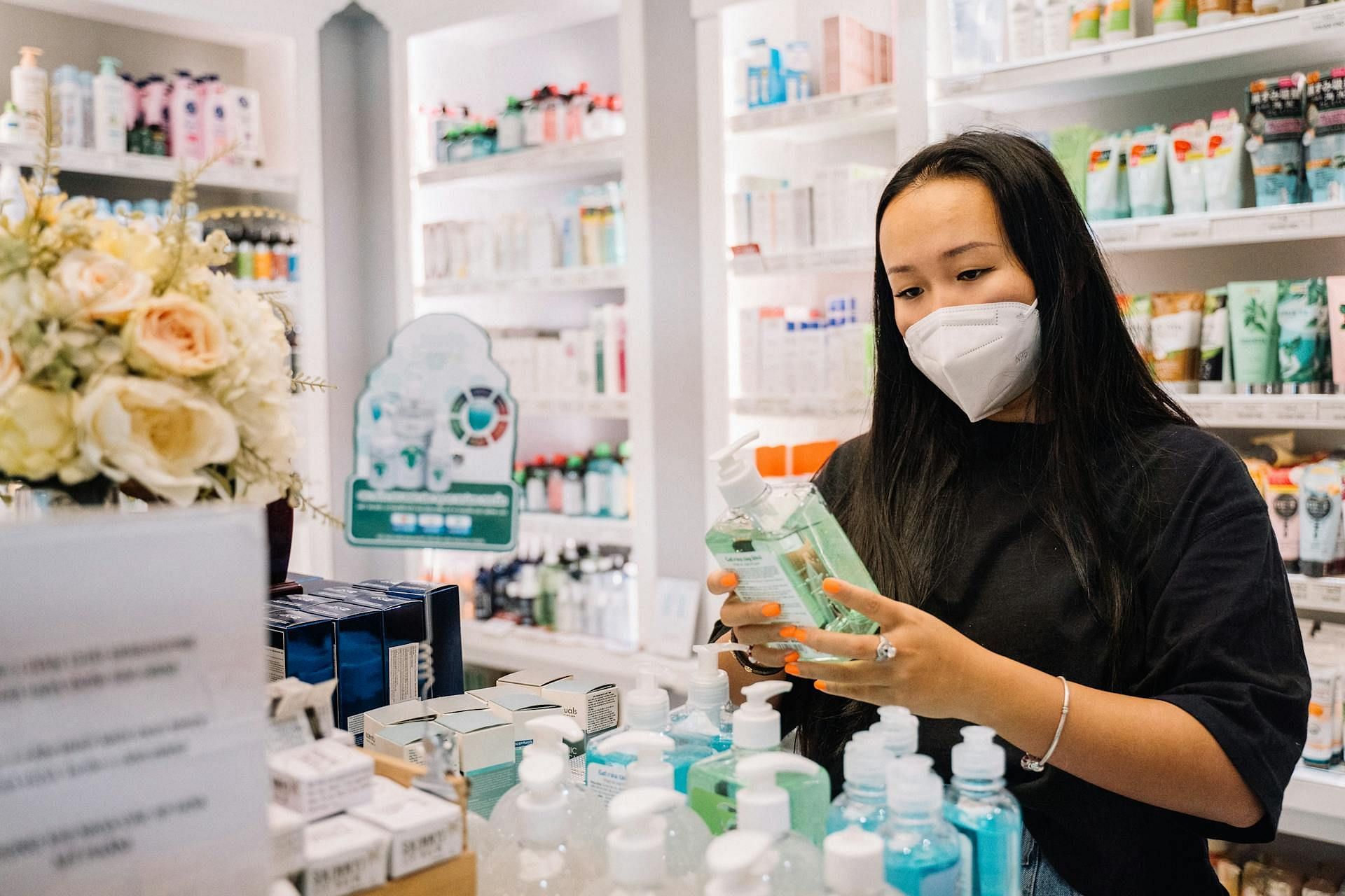 Cyanide-contaminated capsules were sold through medicine shops around the Chicago area (Image via Pexels)